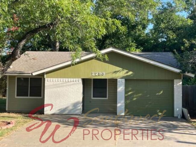 Building Photo - Super Cute 2 Bed Home Just 0.5 Miles from Campus