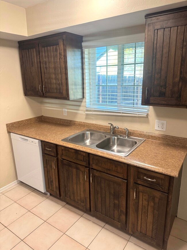 Kitchen (2) - 198 N Santa Rita Ave Unidad 198