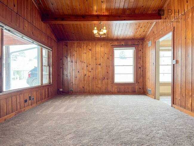 Photo - 6 month lease! 3 bed/ 1 bath Single Family Home on Coffeen!