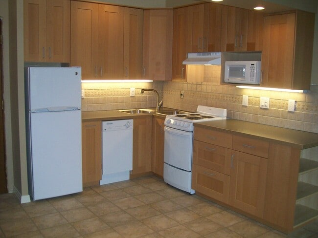 Building Photo - 13775 SW Scholls Ferry Rd Unit Forest Glen