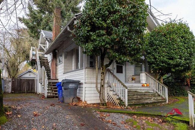 Building Photo - 2413 NE Multnomah St Rental