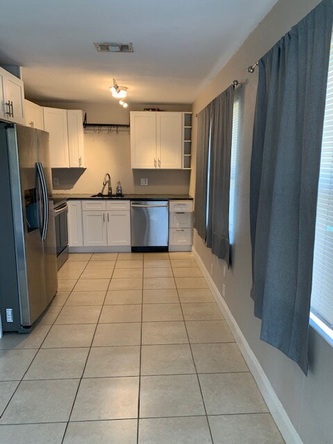 St Petersburg, Two beds/1 bath, laundry  and Yard.