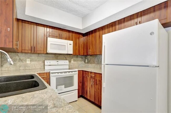 Photo - 5590 NW 61st St Unidad 803 Rental