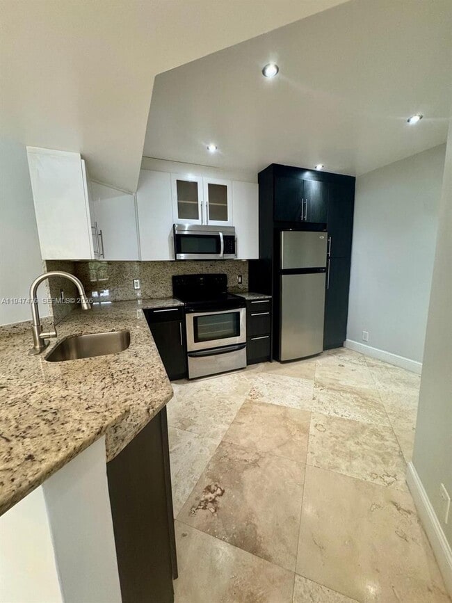 Building Photo - 8871 Wiles Rd Unit 306