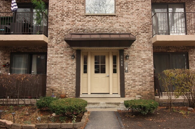 Photo - 5406 Chateau Dr Unit 4