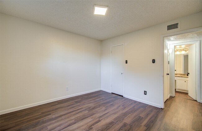 Building Photo - 2800 Jeanetta St Unit 1015