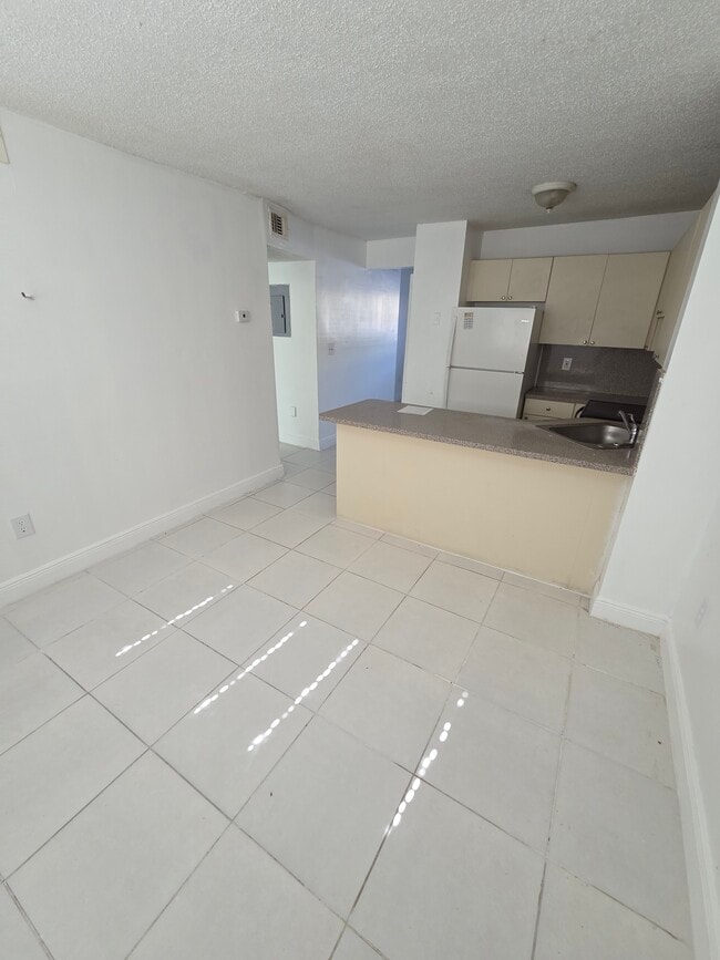 kitchen and dining room - 2460 W 56th St Unit 6