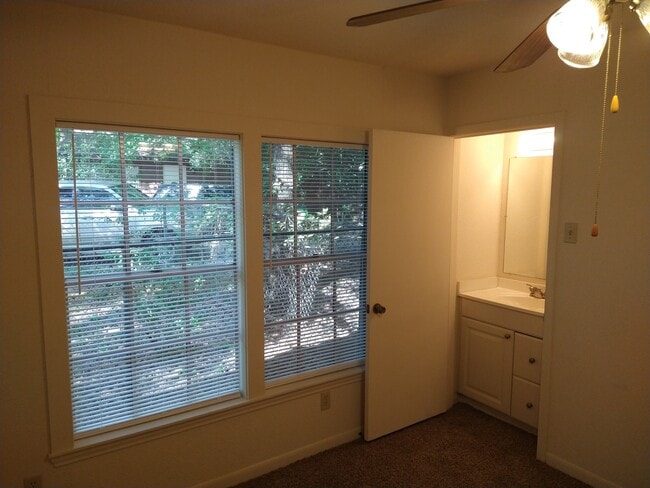 Dormitorio con tocador adicional - 6040 Cessna Dr