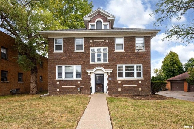 Building Photo - 318 W Columbia Ave