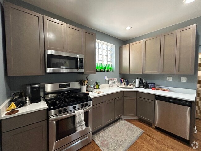 Building Photo - 2554 W Eastwood Ave Rental
