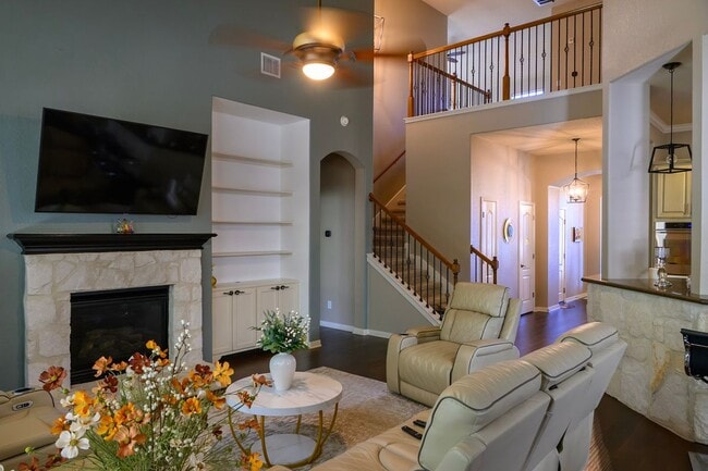Building Photo - 627 Oxalis