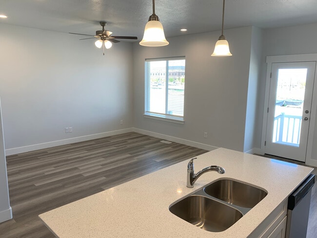 Photo - Rodrigues - Hendry Ln