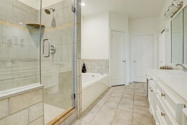 Building Photo - 1412 Castle Ct Unit A