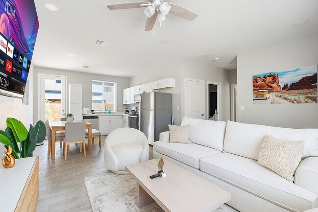 Building Photo - 6606 W Paradise Ln Unit ID1240448P