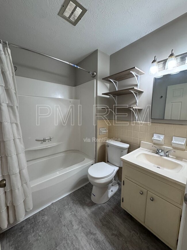 Photo - 782 Akron Blvd