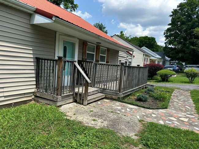 Photo - 2 Bedroom Pet Friendly Home For Rent Near ...