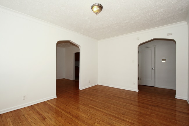 8241 S Ellis