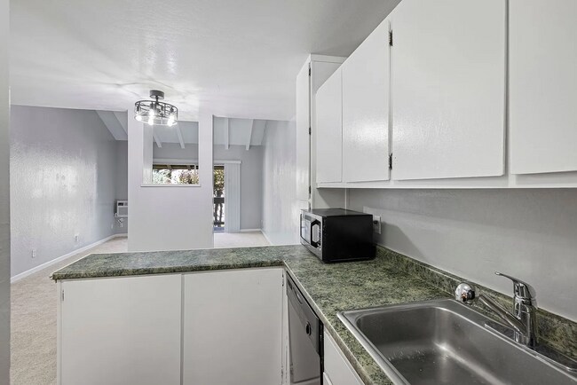 Building Photo - Beautiful 1 bedroom 1 bathroom upstairs Unit APT 15