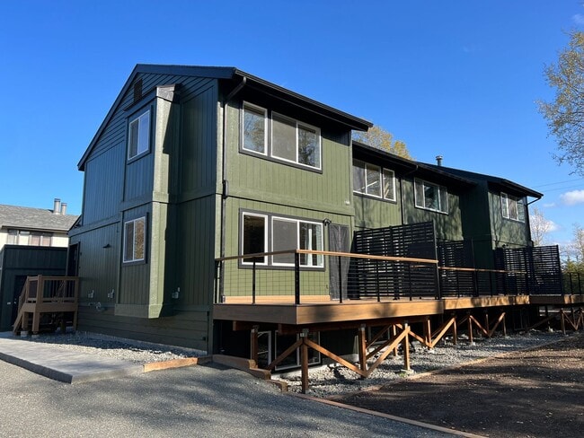 Building Photo - 108 S Tinker Ln Unit 4