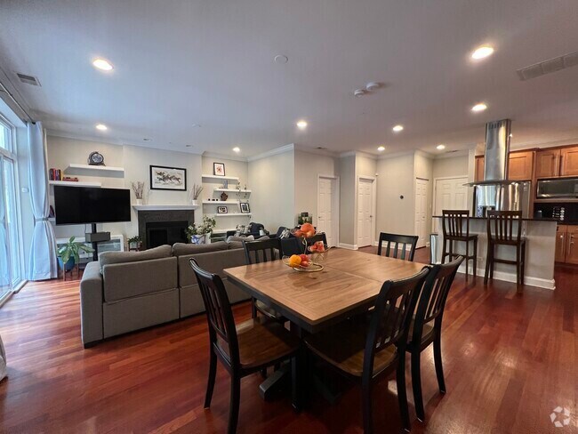 Building Photo - 2424 N Southport Ave Unit B Rental