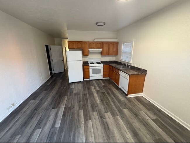 Building Photo - 342 W 10th St Unit 344