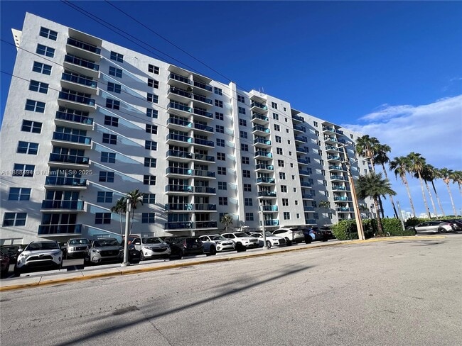 Building Photo - 7501 E Treasure Dr Unit 2C