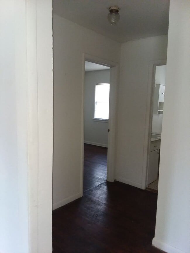 Building Photo - Spacious 3 bedroom and 1 bathroom Rental