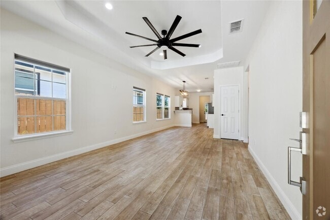 Building Photo - 810 E Navarro St Rental