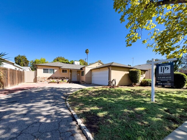 Spacious 3BR Home near Lake Balboa! - Spacious 3BR Home near Lake Balboa!