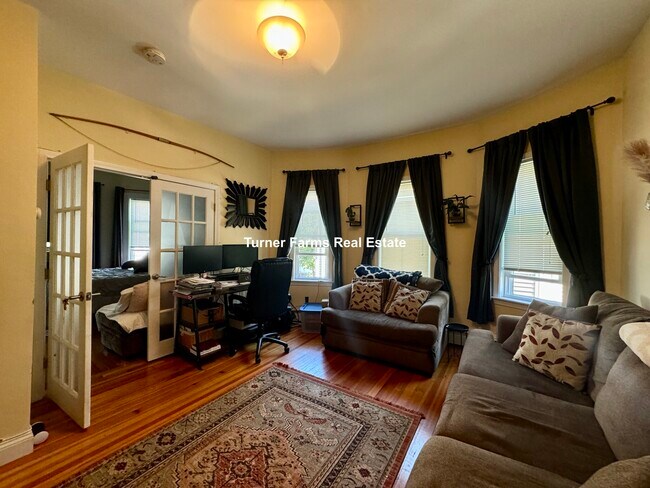 Photo - 131-133 Boylston St