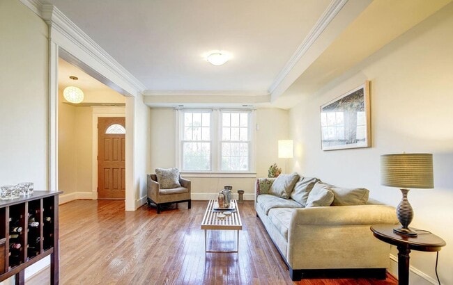 Building Photo - Charming, Spacious and Sunlit 3 BD, 2 BA R...