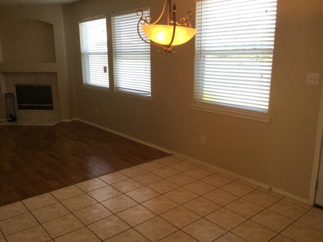 Photo - 1112 Roundhouse Dr