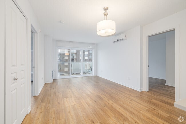 2 chambres, 2 salles de bain - 889 pi² - Salon - La Voile Pointe-Claire