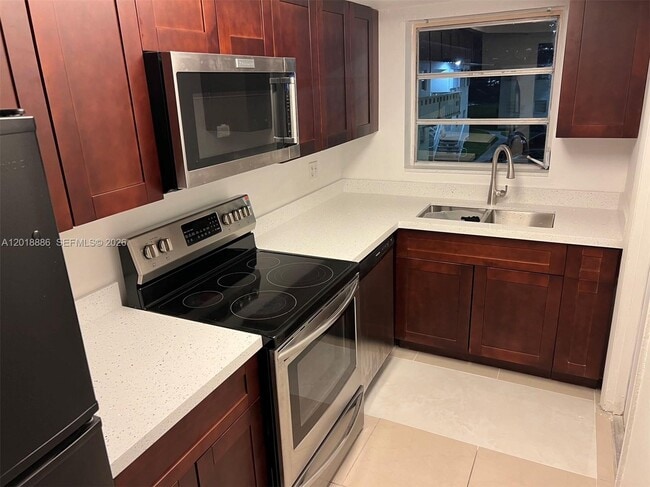 Building Photo - 7324 SW 82nd St Unit B210