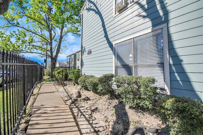 Photo - 3750 Tanglewilde St Unidad A7