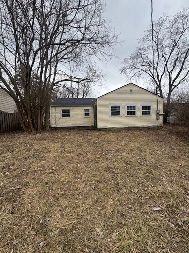 Building Photo - East Side Large 3 Bedroom Single Family Home