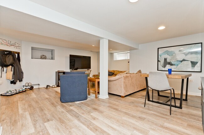 Photo - 900 W Newport Ave Unit G