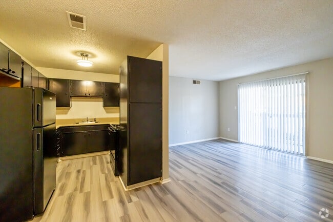2BR, 2BA 880-SF