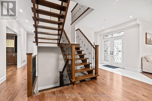 Photo - 552 Feathergrass Crescent