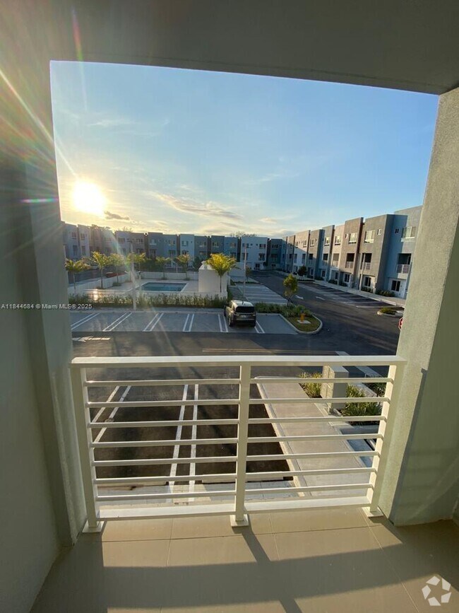 Building Photo - 2561 NE 193rd St Unit 1202 Rental
