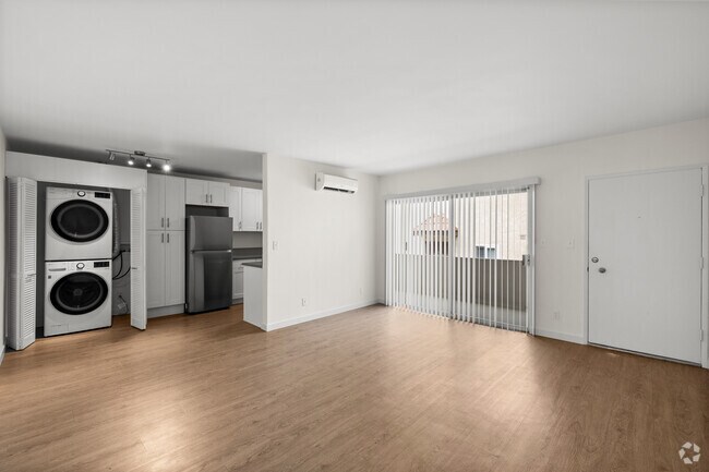 1BR, 1BA - 782SF - Living Room
