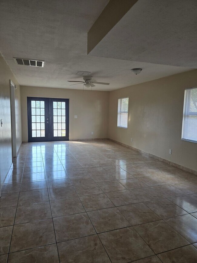 Photo - 609 N Palm Dr