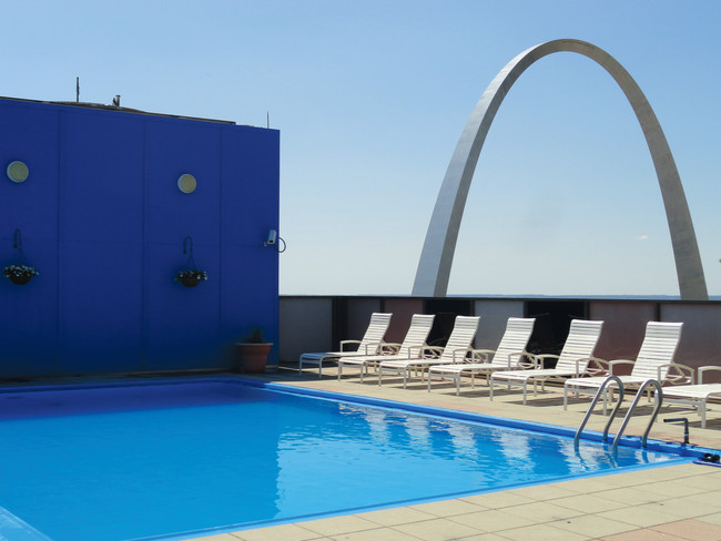 Piscina en la azotea con vista al Gateway Arch. - Mansion House 1