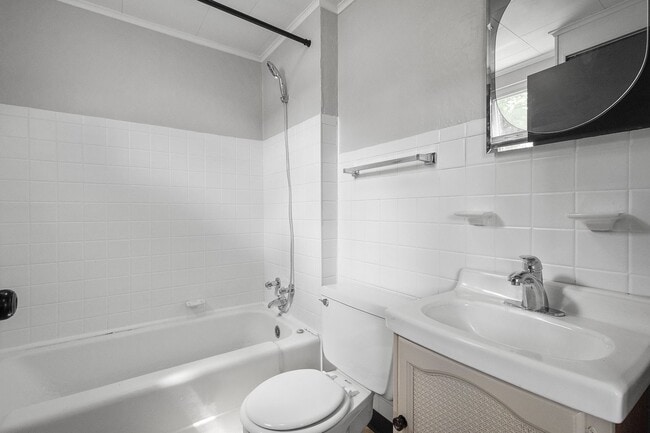 Photo - MOVE IN SPECIAL! SCORE HALF OFF 1ST MONTH'...
