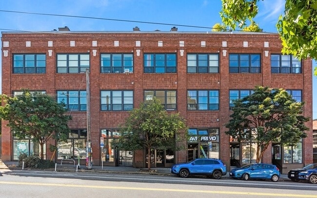 Building Photo - 417 E Pine St