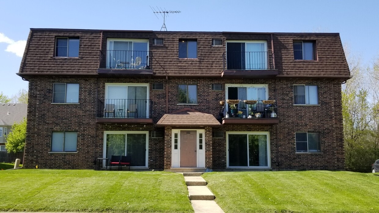 Photo - 1215 Whispering Hills Ct (Naperville, IL)