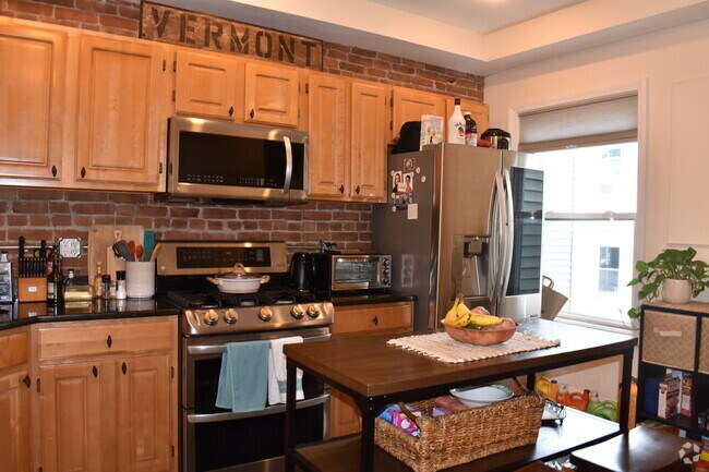 Building Photo - 431 Faneuil St Unit #1C Rental
