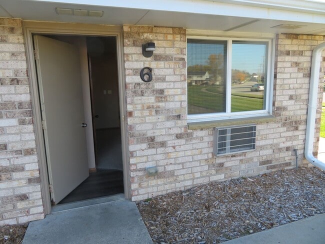 Building Photo - 700 W State St Unit 700 Apt#6