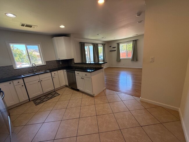 Building Photo - 425 N 7th St Unit A