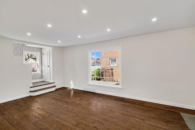 Photo - 248 Adelaide Pl